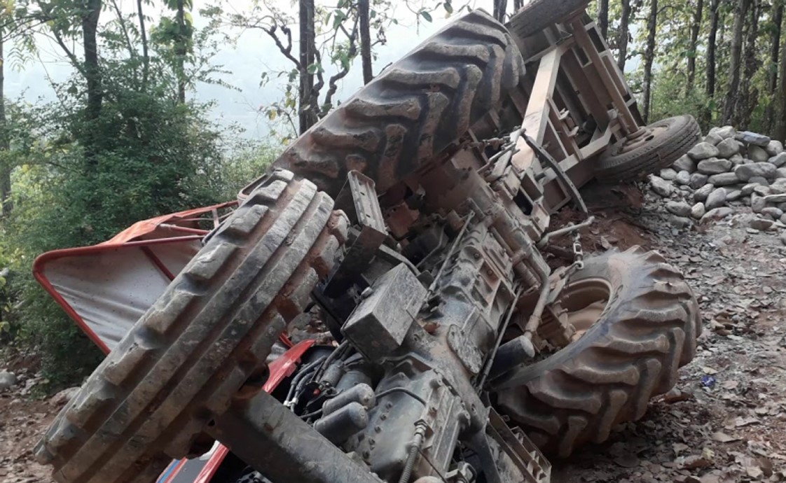 बैतडीमा ट्याक्टर दुर्घटना